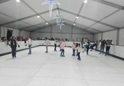 A pista de xeo de Ortigueira atrae a decenas de persoas nas súas primeiras horas